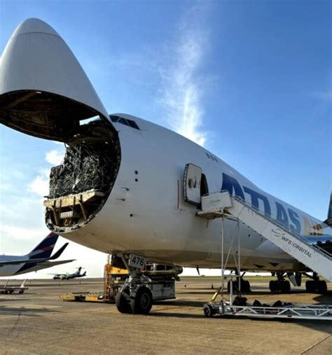 A Chegada Dos Equipamentos Para O Show Da Madonna No Aeroporto De Viracopos