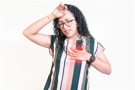 Mujer Joven Con Taquicardia Chica Latina Con Dolor De Coraz N En Concepto De Fondo Aislado De