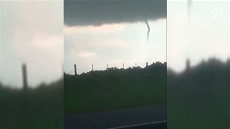 V Deo Nuvem Funil Que Pode Virar Tornado Assusta Moradores No