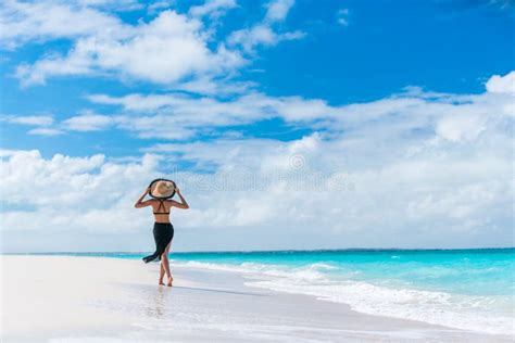 Mulher Luxuosa Da Praia Do Curso Do Ver O Que Anda Pelo Oceano Imagem