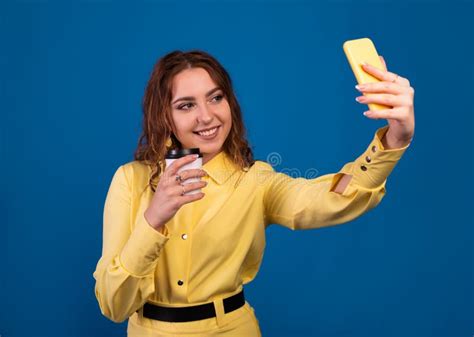 Linda Garota Faz Um Rosto De Pato E Tira Um Autorretrato Seu