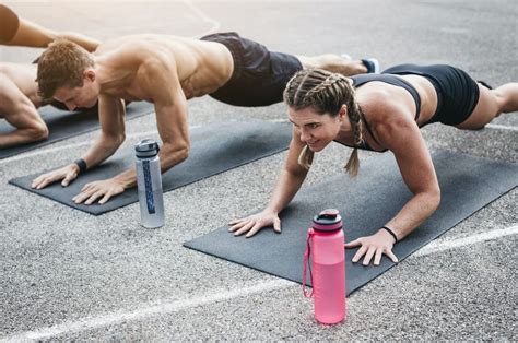 Bauchmuskeln Trainieren 3 Übungen Die Effektiver Sind Als Sit Ups