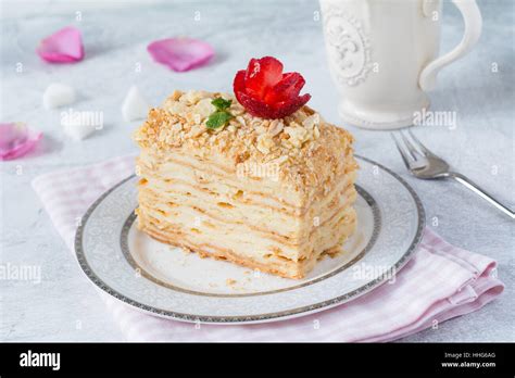 Napoléon gâteau gâteau en couches avec la crème pâtissière crème