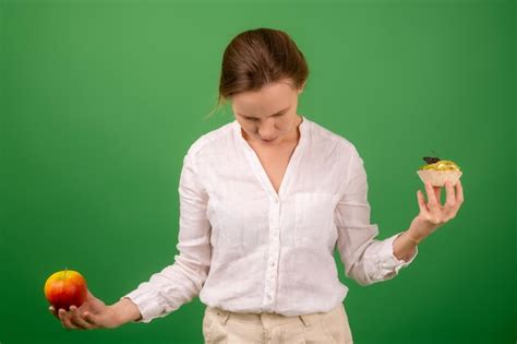 Una Mujer De Mediana Edad Con Una Manzana Y Un Pastel Est Atormentada