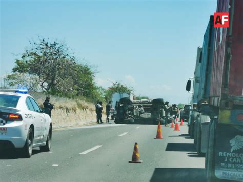 Camioneta Termina Volcada En La Autopista Manzanillo A Armer A