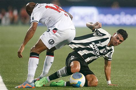 Botafogo vence Vitória e fica perto das oitavas na Copa do Brasil