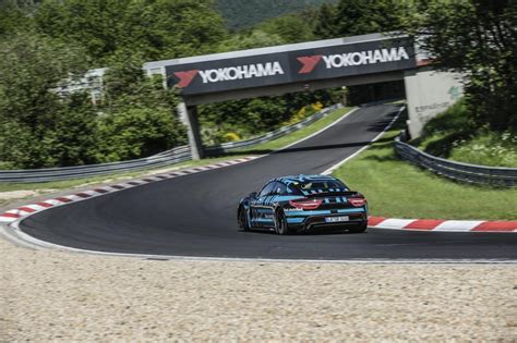 Photo 26 Porsche Taycan Au Nurburgring Vue Arriere Porsche Taycan Puissance Prix