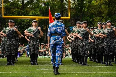 在历练中开启新征程！来看上理学子的军训风采→ 界面新闻 · Jmedia