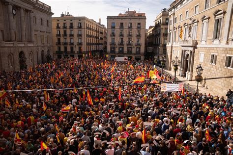 Barcelona sale a la calle contra la amnistía de Sánchez