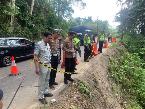 Bus Rombongan Santri Masuk Jurang Tiga Tewas Kompas Id