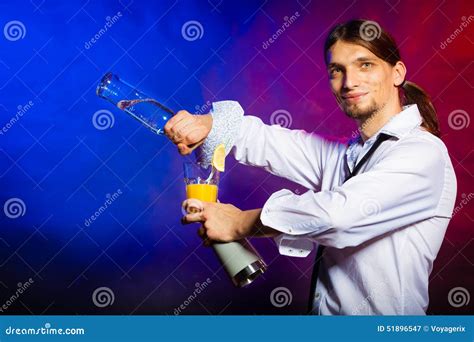 Barman Do Homem Novo Que Derrama Uma Bebida Imagem De Stock Imagem De