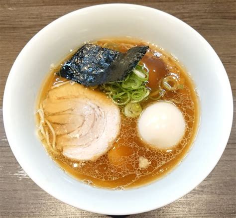 『醤油らぁ麺＋名古屋コーチン味付玉子』支那そばや 本店のレビュー ラーメンデータベース