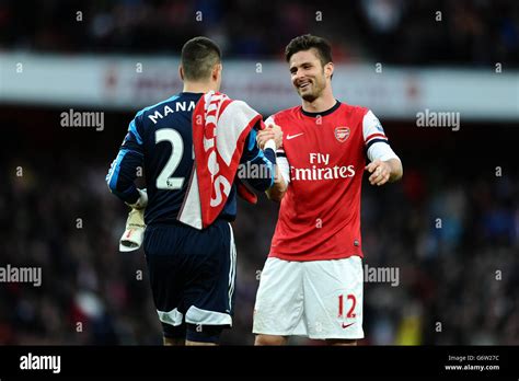 Sunderland Goalkeeper Vito Mannone Left Greets Arsenal S Olivier