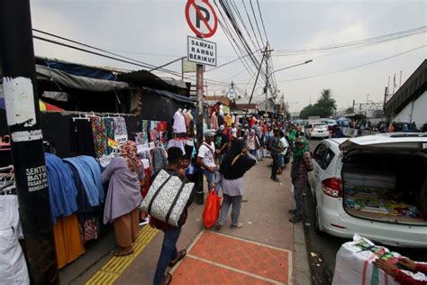 Pejalan Kaki Bikin Macet Tanah Abang Karena Trotoar Dipakai Dagang