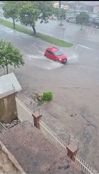 Chuva Acompanhada Por Raios Provoca Alagamentos Em Diferentes Pontos De