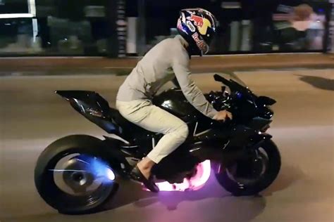 Video Epic Rolling Burnouts With A Kawasaki Ninja H2r