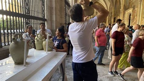 Los Toledanos Vuelven A Beber Agua De Los Botijos En La Catedral Para