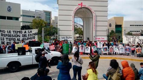 Padres De Los Normalistas De Ayotzinapa Protestan Ahora Frente Al