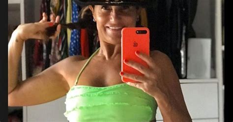 Diosa al natural Fernanda Callejón subió varias fotos en bikini y consultó a sus seguidores a