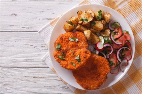 De Duitse Schnitzel Met Gekookte Aardappelen En De Sluiting Van