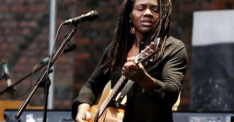 Tracy Chapman Wins Cma Award For Fast Car 35 Years After It Was