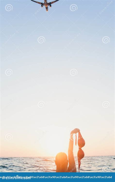 Joven Con El Pelo Largo Rubio Y Topless Sentado En El Agua Y Sosteniendo En La Mano Un Bikini