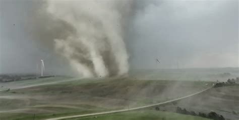 Video Of A Multi-Vortex Tornado Destroying Wind Turbines - borninspace