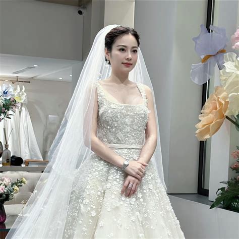 Hot mom Hằng Túi lên xe hoa lần 3 váy cưới đụng hàng Son Ye Jin