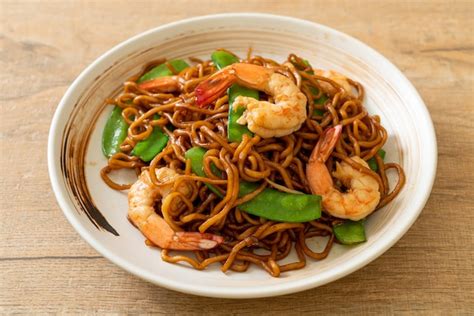 Premium Photo Stir Fried Yakisoba Noodles With Green Peas And Shrimps