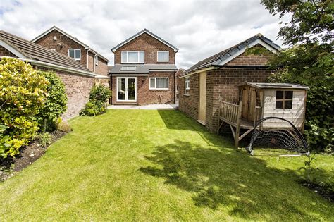 Whitegates Mirfield 3 Bedroom Detached House Sstc In Wellhouse Close