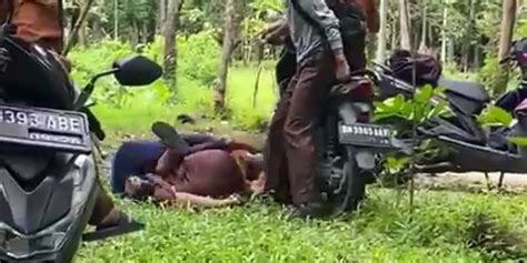 Viral Siswi SMP Berseragam Pramuka Duel di Hutan, Temannya hanya Menonton