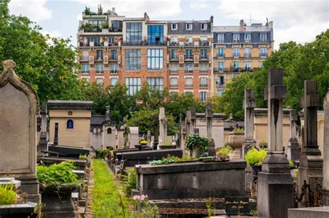 Una vista serena del icónico cementerio de Montparnasse en París