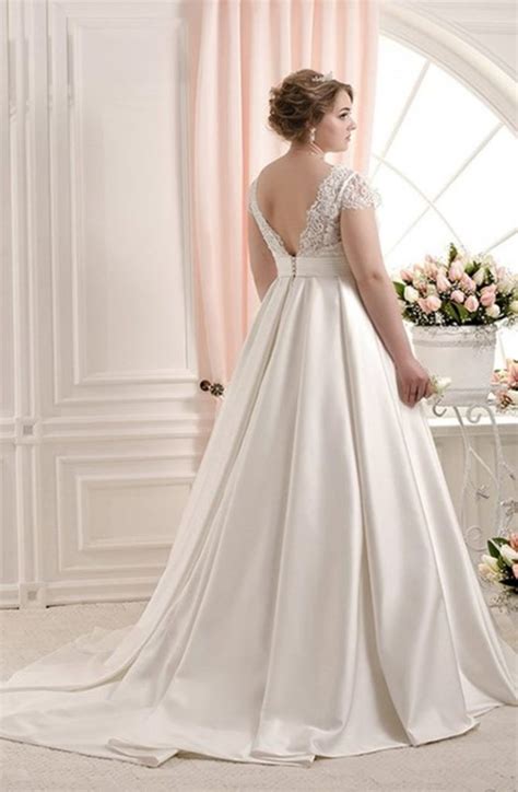 Abito Da Sposa Taglie Forti Con Corpetto In Pizzo Scollo A V E