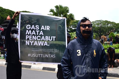 Aksi Aremania Tuntut Keadilan Tragedi Kanjuruhan Foto 2 1942244