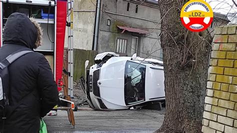 Dachowanie na skrzyżowaniu ulic Stefana i Łagiewnickiej w Łodzi