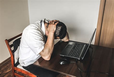 Trabajador De Oficina En Camisa Blanca Burnout Ocupacional Malas