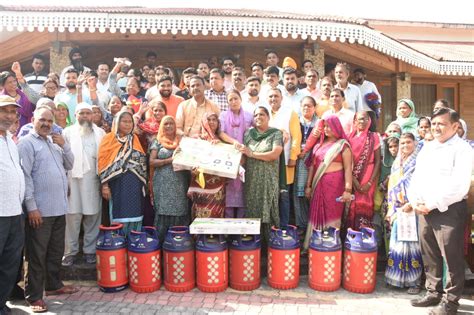 कैबिनेट मंत्री रेखा आर्या ने किया बाजपुर में निःशुल्क अंत्योदय रिफिल गैस सिलेंडर का वितरणकहा