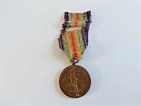 Medaille Broche Pucelle Insigne Militaire Grande Guerre Pour La