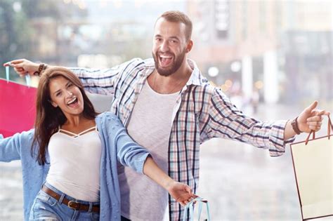 Casal Feliz Sacolas De Compras Depois De Fazer Compras Na Cidade