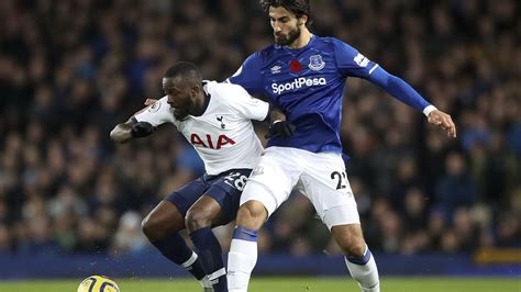 Gomes Injury Overshadows Evertons 1 1 Draw With Spurs