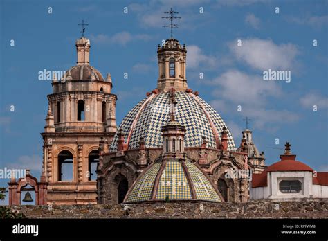 Las cúpulas de azulejos del Convento de San Francisco y la Capilla de