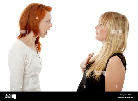 junge schöne rote und blonde behaarte Mädchen vor weißem Hintergrund Stockfotografie Alamy