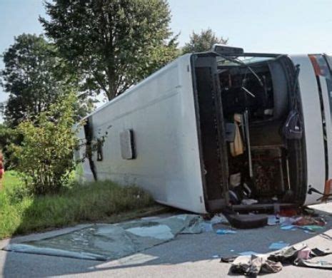 Accident Ntre Pite Ti I R Mnicu V Lcea Un Autocar Cu De Pasageri