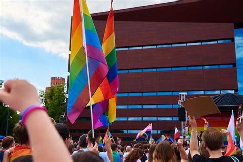 La gente se agolpa con banderas del arco iris lgbtq en una demostración