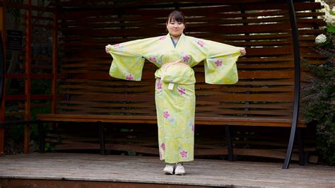 How To Wear A Kimono Properly Under Tec