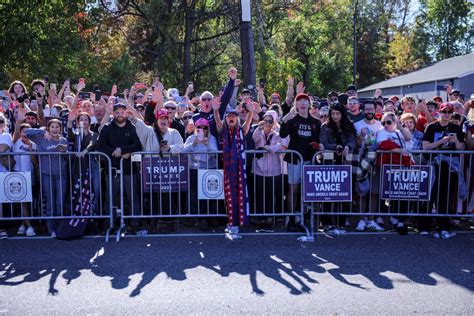 Trump Mocked For Claiming 29 000 Supporters Flocked To See Him Work