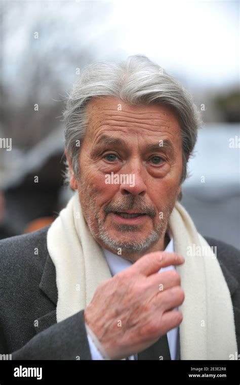 Alain Delon Assiste Aux Funérailles De Georges Cravenne Décédé à Lâge