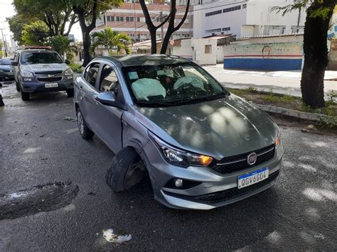 Perseguidos pela PM assaltantes batem carro roubado e são presos