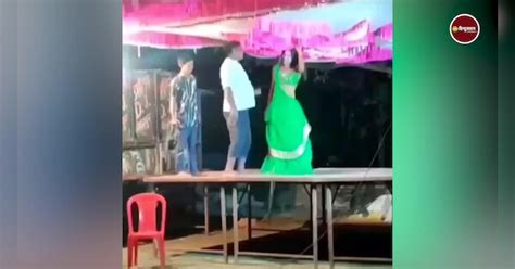 Trending Bhabhi Ka Dance With A Crazy Man Goes Viral ऐसा स्टेज तोड़