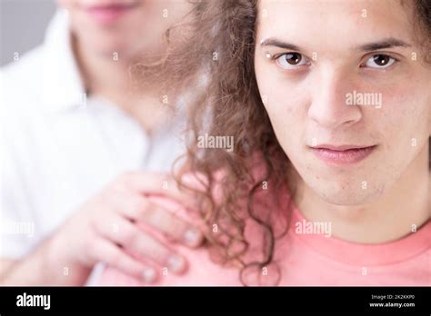Jeune homme gay Banque de photographies et dimages à haute résolution Alamy